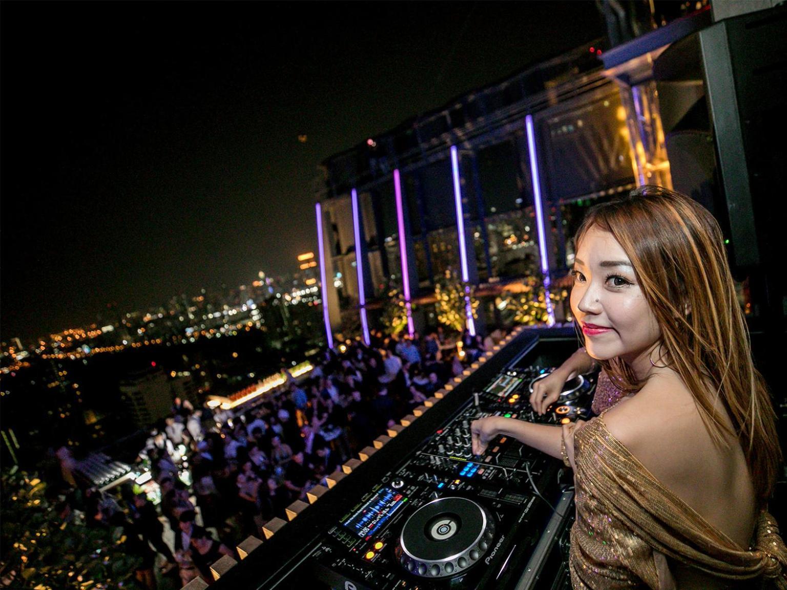 曼谷素坤逸凯悦酒店 外观 照片 DJ at the bar