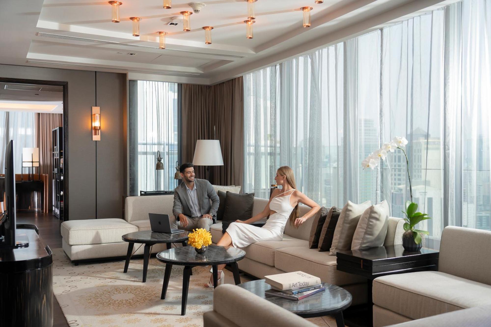曼谷素坤逸凯悦酒店 外观 照片 A living room in a suite at the Shangri-La Hotel, Kuala Lumpur